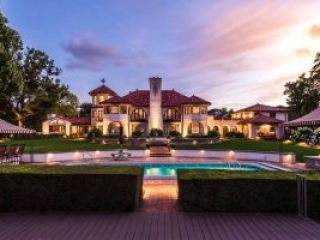 _A6A7037 Twilight photograph of a luxury home